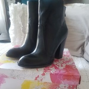 Chinese Laundry Gladly Saddle Boot